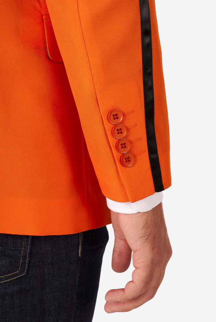 Man wearing orange blazer with dutch lion, close up