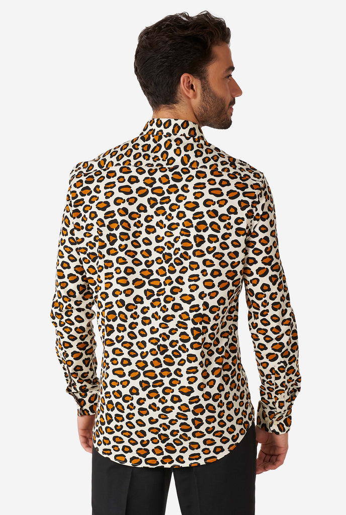 Man wearing dress shirt with Leopard-print, view from the back