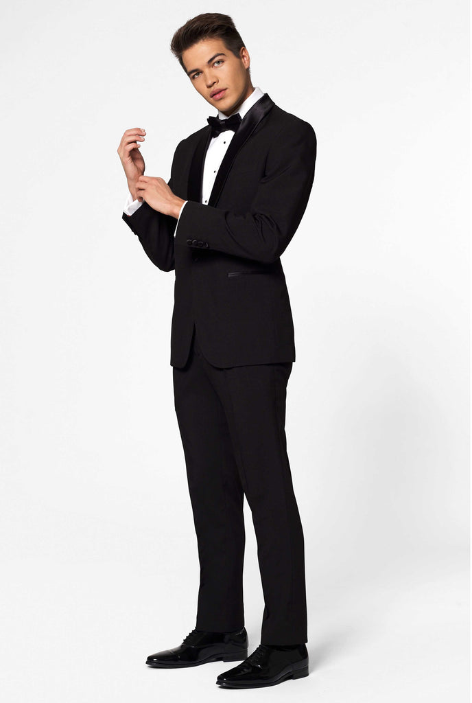 Solid black tuxedo suit Jet Set Black worn by man