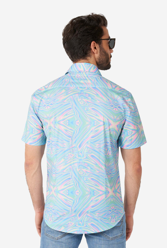 Man wearing short sleeve shirt with colorful oily print, view from the back